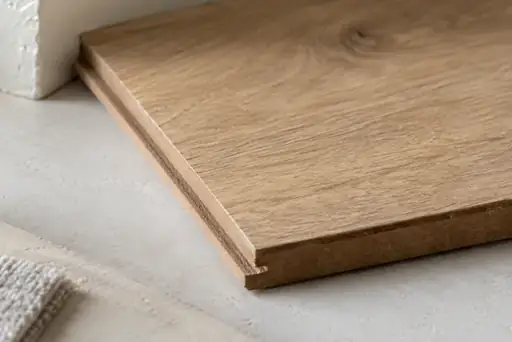 Close-up van eikenlook laminaat met decorlaag en zichtbare HDF kern